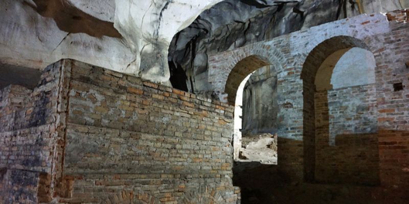 Các bức tường được xây dựng bằng gạch đặc để tạo ra lò đúc gang phía trong hang Đồng Mười
