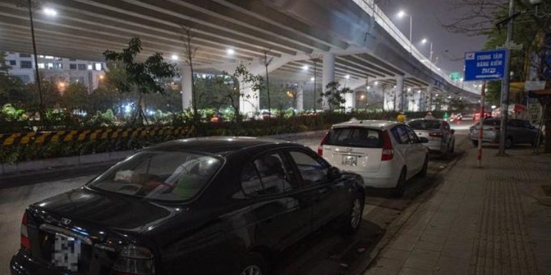 Hàng xe xếp dài từ đêm tại một điểm đăng kiểm xe ở Hà Nội