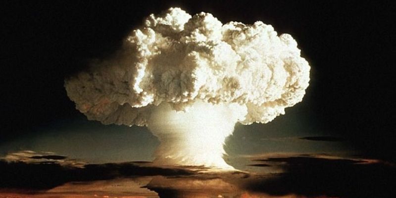 Sức tàn phá khủng khiếp của bom nguyên tử như một cơn bão càn quét