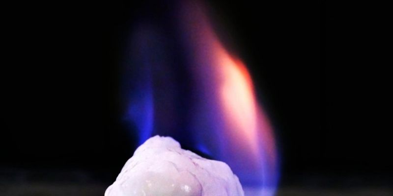 Tại sao khí gas lại được đóng băng thành băng cháy?
