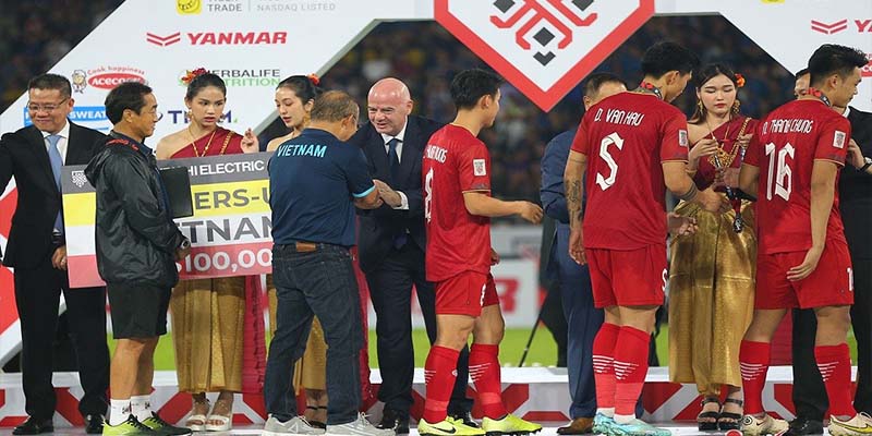 Chủ tịch FIFA chúc mừng đoàn quân Park Hang Seo 
