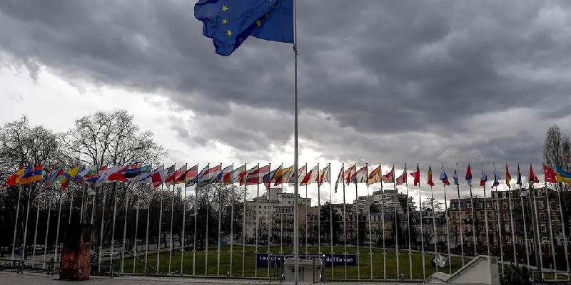 Cờ của Liên minh châu Âu, các quốc gia tung bay tại trụ sở châu Âu và tổng thống Putin
