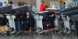 ĐT Việt Nam rời khách sạn sang Bangkok