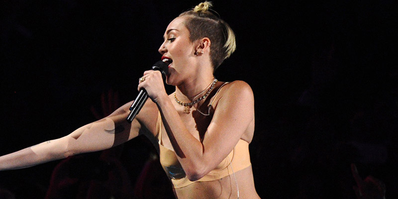 Miley Cyrus biểu diễn tại lễ trao giải VMA 2013
