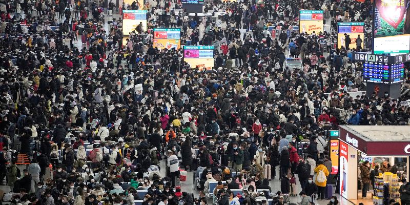 Người Trung Quốc đổ bộ về quê tại ga Hồng Kiều, Thượng Hải