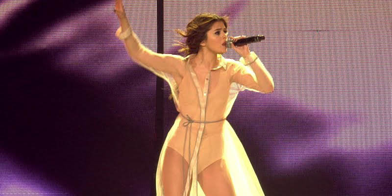 Selena Gomez trong tour diễn Revival
