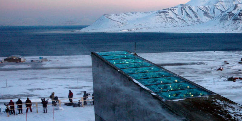 Hình ảnh khách du lịch đi tàu thuyền tới sông băng Svalbard