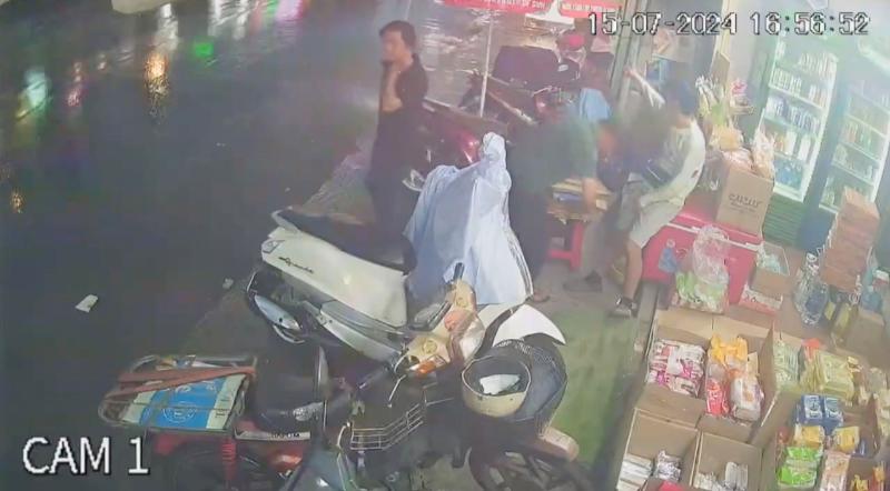 Camera tiệm tạp hóa ghi lại việc ông H. đi mua dao trước khi gây ra án mạng. Ảnh trích xuất từ camera an ninh